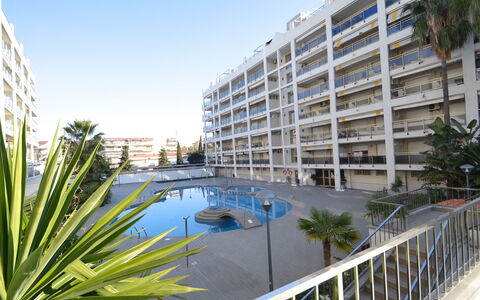 Salou 723: Vand, Bygning, Plante, Himmel, Vindue, Urban Design, Ejerlejlighed, Højhus, Fritid, Svømmepøl