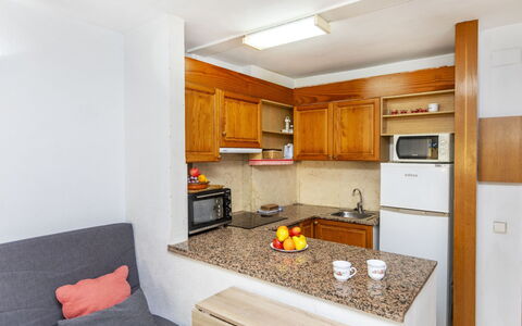 Salou 723: Cabinetry, Countertop, Møbel, Ejendom, Bygning, Couch, Køkken Apparat, Køkken, Træ, Indretning