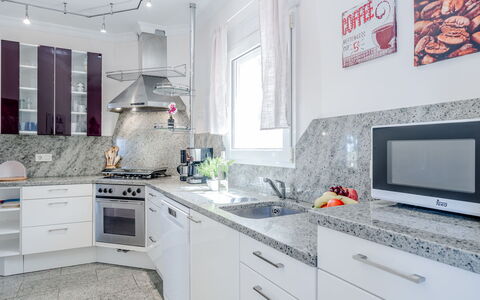 Villa Rosa: Køkken, Countertop, Køkken Apparat, Større Bandage, Gulvbelægning, Cabinetry, Husholdningsapparat, Indretning, Hjem, Møbel