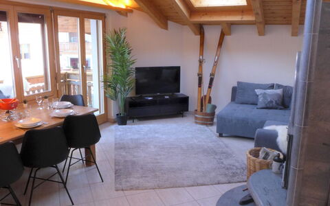Arbgrat: Bord, Ejendom, Møbel, Couch, Træ, Indretning, Stue, Etage, Stueplante, Plante