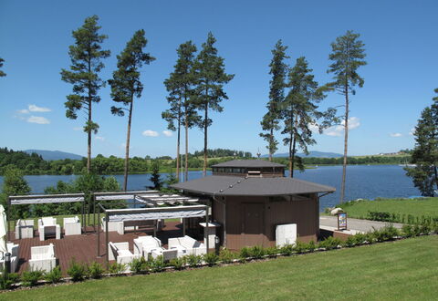 Lakeside Village 23: Skygge, Have, Reservoir, Landscaping, Udendørs Møbler, Stol, Gård, Udendørs Bord, Udendørs Struktur