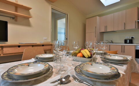 Duomo Mansarda: Bordservice, Møbel, Ejendom, Tallerkner, Bord, Træ, Cabinetry, Plade, Indretning