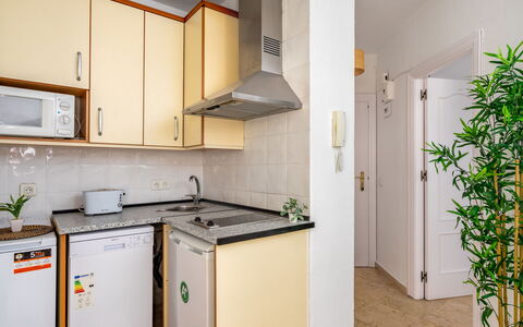 Palm Beach: Cabinetry, Countertop, Ejendom, Køkken Apparat, Bygning, Komfur, Køkkenvask, Træ, Håndvask, Køkken