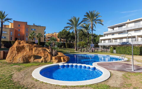 Salou 745: Vand, Plante, Himmel, Bygning, Daytime, Ejendom, Azure, Træ, Arecales, Fritid