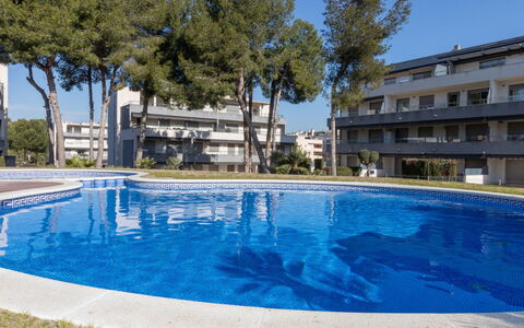 Salou 745: Vand, Plante, Bygning, Himmel, Svømmepøl, Azure, Træ, Vindue, Hus, Ejerlejlighed