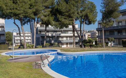 Salou 745: Vand, Bygning, Plante, Ejendom, Himmel, Vindue, Svømmepøl, Træ, Skygge, Arkitektur