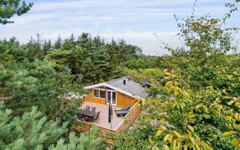 Roir - 250M from the Sea: Hus, Sommerhus, Tag, Garden Bygninger, Skygge, Skur, Backyard, Udendørs Møbler, Gård, Lawn