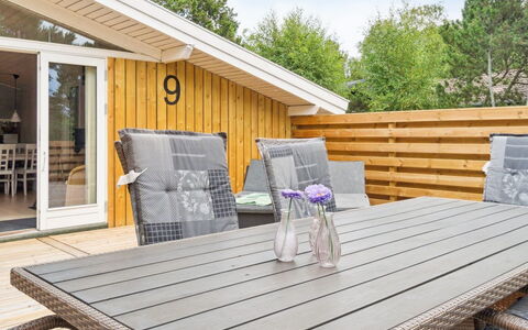 Roir - 250M from the Sea: Hus, Sommerhus, Tag, Garden Bygninger, Skygge, Skur, Backyard, Udendørs Møbler, Gård, Lawn