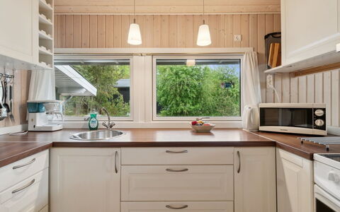 Roir - 250M from the Sea: Indretning, Countertop, Træ, Gulvbelægning, Køkken, Cabinetry, Møbel, Loft, Etage, Belysning