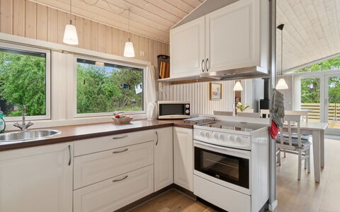 Roir - 250M from the Sea: Indretning, Gulvbelægning, Træ, Countertop, Køkken, Loft, Etage, Møbel, Køkken Apparat, Cabinetry