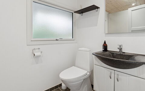 Roir - 250M from the Sea: Sanitærarmatur, Håndvask, Badeværelse, Toiletbræt, Badeværelsesvask, Gulvbelægning, Toilet, Etage, Indretning, Tap