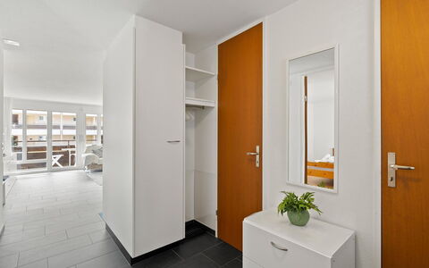 Nr.05 Haus Sursilvana: Bygning, Cabinetry, Møbel, Stueplante, Dør, Tap, Træ, Indretning, Plante