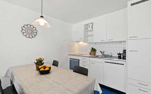 Nr.05 Haus Sursilvana: Cabinetry, Ejendom, Bord, Møbel, Håndvask, Indretning, Plante, Stol, Belysning, Skuffe