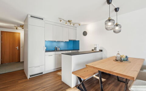 Nr.06 Haus Sursilvana: Møbel, Indretning, Gulvbelægning, Køkken, Etage, Countertop, Træ, Loft, Værelse, Cabinetry