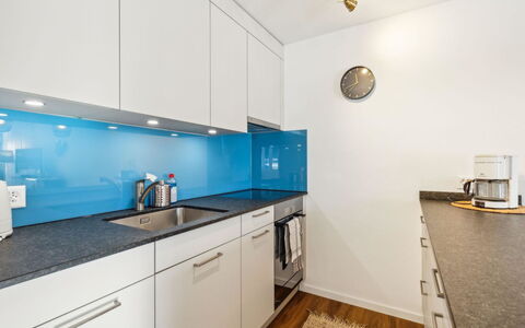 Nr.06 Haus Sursilvana: Køkken, Countertop, Gulvbelægning, Indretning, Cabinetry, Etage, Tap, Køkkenvask, Sanitærarmatur, Håndvask