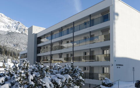 Nr.43 Haus Sotmirana: Bygning, Himmel, Daytime, Ejendom, Sne, Vindue, Plante, Træ, Urban Design, Sky
