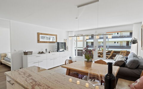 Nr.43 Haus Sotmirana: Ejendom, Møbel, Cabinetry, Bord, Countertop, Træ, Couch, Gulvbelægning, Indretning, Etage