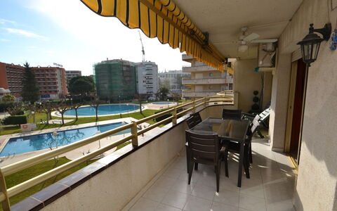 Sevilla: Himmel, Bygning, Plante, Gul, Skygge, Sky, Ejerlejlighed, Urban Design, Hus, Ejendom