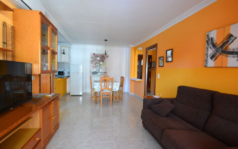 Sevilla: Møbel, Ejendom, Cabinetry, Træ, Stue, Orange, Indretning, Billedramme, Couch, Arkitektur