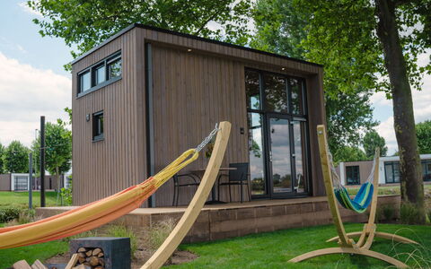 Tiny River House: Vand, Bygning, Himmel, Sky, Daytime, Ejendom, Plante, Lys, Natur, Grøn