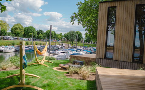 Tiny River House: Vand, Bygning, Himmel, Sky, Daytime, Ejendom, Plante, Lys, Natur, Grøn