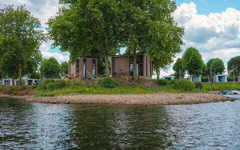 Tiny River House: Vand, Bygning, Himmel, Sky, Daytime, Ejendom, Plante, Lys, Natur, Grøn