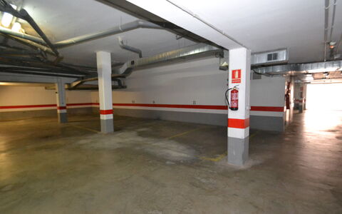La Pineda 704: Parkering, Kompositmateriale, Gas, Bygning, Vej, Loft, City, Beton, Parkeringsplads
