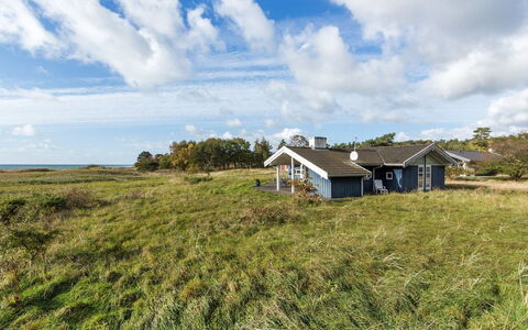 Kajsa - 50M from the Sea: Græs, Hus, Tag, Hjem, Sommerhus, Busk, Land Lot, Landdistrikt, Stuehus, Bunddække