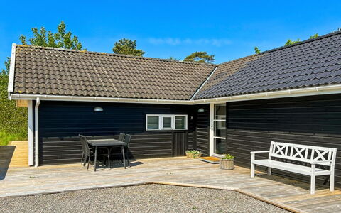 Greta - 200M from the Sea: Hus, Sommerhus, Tag, Garden Bygninger, Skygge, Skur, Backyard, Udendørs Møbler, Gård, Lawn