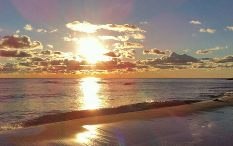 Greta - 200M from the Sea: Himmel, Sol, Horisont, Sky, Daytime, Krop Af Vand, Vand, Strand, Solnedgang, Natur