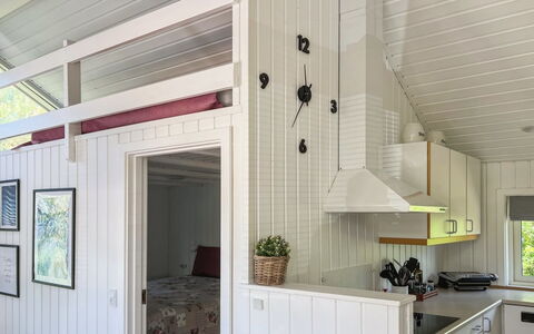 Greta - 200M from the Sea: Træ, Loft, Indretning, Gulvbelægning, Etage, Køkken, Værelse, Countertop, Bejdse, Hårdttræ
