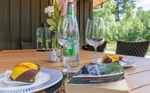 Anarosa - 200M from the Sea: Bordservice, Drinkware, Møbel, Bord, Barware, Serveware, Mad, Glasservice, Vinglas