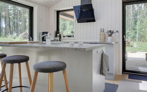 Anarosa - 200M from the Sea: Træ, Gulvbelægning, Indretning, Møbel, Køkken, Countertop, Køkken Apparat, Etage, Barstol, Husholdningsapparat