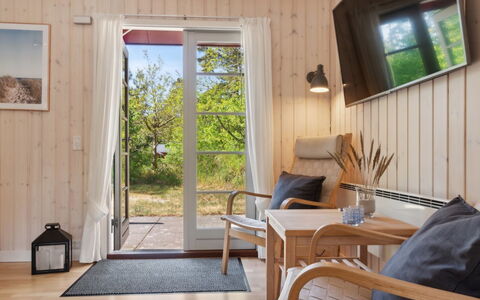 Nis - 200M from the Sea: Møbel, Bord, Udendørs Møbler, Udendørs Bord, Stol, Bejdse, Skygge, Backyard, Sommerhus, Køkken & Spisebord