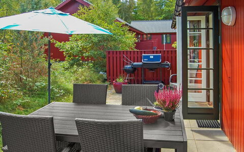 Ulla - 300M from the Sea: Møbel, Stol, Udendørs Møbler, Bord, Udendørs Bord, Blomsterkrukke, Skygge, Have, Køkken & Spisebord