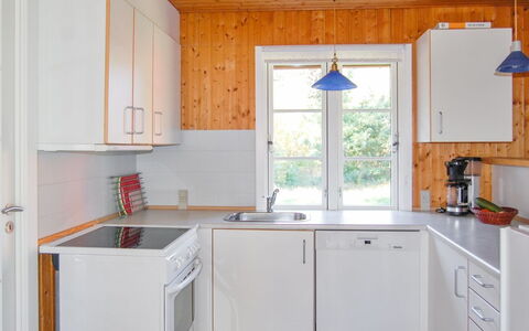 Ulla - 300M from the Sea: Køkken, Køkken Apparat, Countertop, Gulvbelægning, Indretning, Træ, Større Bandage, Køkkenvask, Cabinetry, Etage