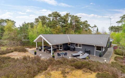 Bergulv - 75M from the Sea: Hus, Sommerhus, Tag, Garden Bygninger, Skygge, Skur, Backyard, Udendørs Møbler, Gård, Lawn