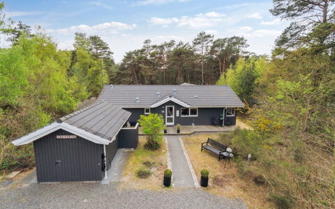 Bergulv - 75M from the Sea: Hus, Sommerhus, Tag, Garden Bygninger, Skygge, Skur, Backyard, Udendørs Møbler, Gård, Lawn