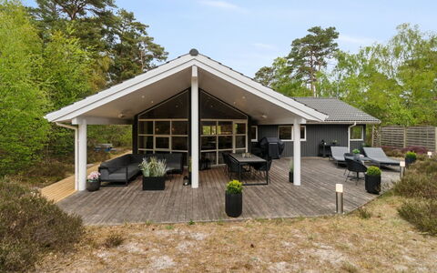 Bergulv - 75M from the Sea: Hus, Sommerhus, Tag, Garden Bygninger, Skygge, Skur, Backyard, Udendørs Møbler, Gård, Lawn