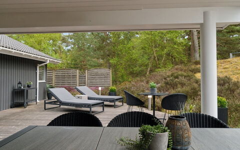 Bergulv - 75M from the Sea: Hus, Sommerhus, Tag, Garden Bygninger, Skygge, Skur, Backyard, Udendørs Møbler, Gård, Lawn