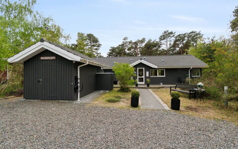 Bergulv - 75M from the Sea: Hus, Sommerhus, Tag, Garden Bygninger, Skygge, Skur, Backyard, Udendørs Møbler, Gård, Lawn