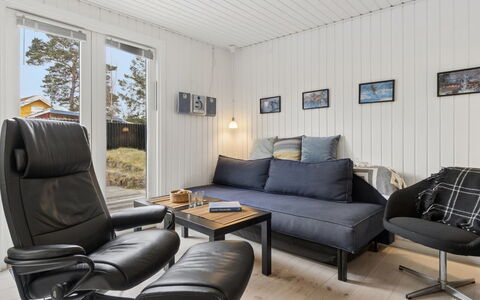 Talvikki - 250M from the Sea: Møbel, Indretning, Gulvbelægning, Træ, Couch, Etage, Stue, Værelse, Loft, Hjem