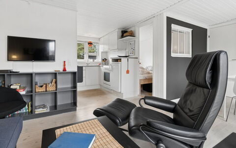 Talvikki - 250M from the Sea: Indretning, Møbel, Gulvbelægning, Etage, Loft, Værelse, Couch, Stue, Hjem, Stol