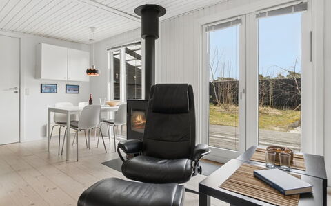Talvikki - 250M from the Sea: Træ, Møbel, Lejlighed, Værelse, Loft, Bejdse, Stol, Hårdttræ, Klarlak, Tømmer