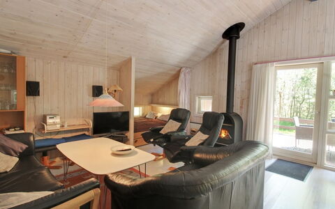 Almira - 1.2Km from the Sea: Træ, Møbel, Lejlighed, Værelse, Loft, Bejdse, Stol, Hårdttræ, Klarlak, Tømmer