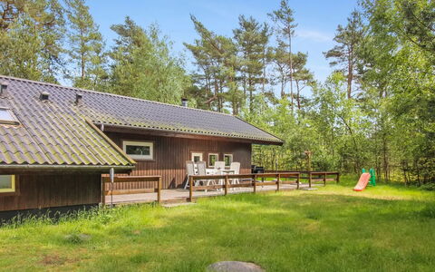 Almira - 1.2Km from the Sea: Træ, Møbel, Lejlighed, Værelse, Loft, Bejdse, Stol, Hårdttræ, Klarlak, Tømmer