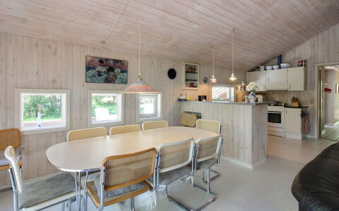 Almira - 1.2Km from the Sea: Træ, Møbel, Lejlighed, Værelse, Loft, Bejdse, Stol, Hårdttræ, Klarlak, Tømmer