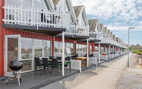 Eija - 5M from the Sea: Sommerhus, Have, Sidespor, Garden Bygninger, Skygge, Gård, Backyard, Lawn, Stuehus, Landscaping