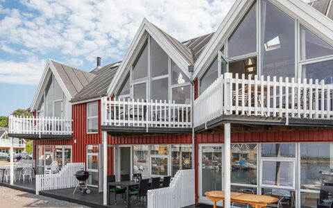 Eija - 5M from the Sea: Sommerhus, Have, Sidespor, Garden Bygninger, Skygge, Gård, Backyard, Lawn, Stuehus, Landscaping