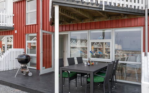 Eija - 5M from the Sea: Sommerhus, Have, Sidespor, Garden Bygninger, Skygge, Gård, Backyard, Lawn, Stuehus, Landscaping